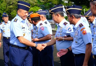 Kasau Marsekal TNI Fajar Prasetyo saat menyalami Dankoharmatau Marsda TNI Oki Yanuar di Jakarta 