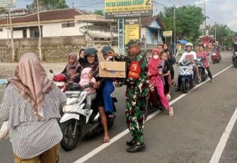 Bagikan takjil pengendara motor 