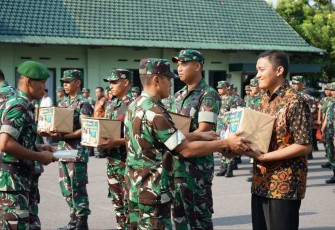 Kasipers Rem 081/DSJ Mayor Inf Heru saat memberikan bingkisan lebaran 