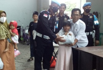 Haji LiLi Fadli saat memberikan santunan dan sembako untuk Anak Yatim dan dhuafa, Sabtu (6/4)