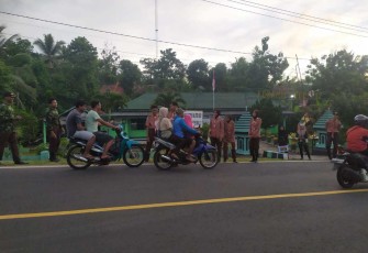 Anggota Saka Wira Kartika Bagikan Takjil