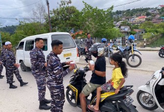 Personel Lanal Fakfak bagikan takjil gratis, Senin (8/4)