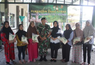 Danmenarmed 2 Kostrad Letkol Arm Siswo Budiarto foto bersama penerima zakat fitrah, Senin (8/4)