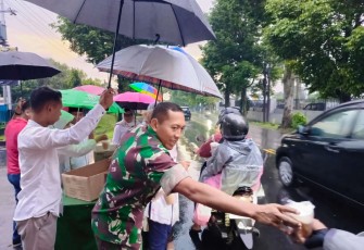 Danmenarmed 2 Kostrad Letkol Arm Siswo Budiarto saat bagikan iftar