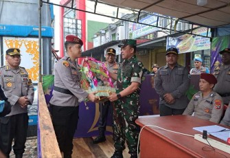 Pangdam XVIII Mayjen TNI Ilyas Alamsyah memberikan bingkisan lebaran di pos pengamanan