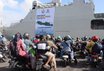 Arus mudik lebaran di dermaga Madura Koarmada II, Ujung Surabaya, Sabtu (13/4)