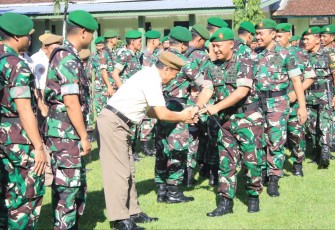 Dandim 0806/Trenggalek Letkol Czi Yudo Aji Susanto bersalam-salaman usai apel, Selasa (16/4)