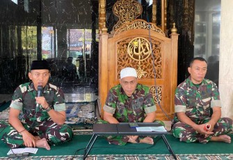 Danmenarmed 2 Kostrad Letkol Arm Siswo Budiarto saat memberikan pengarahan, Kamis (18/4)
