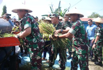 Dandim 0805/Ngawi Letkol Arm Didik Kurniawan saat mendampingi Pangdam V dan Danrem 081/DSJ menggiling padi, 