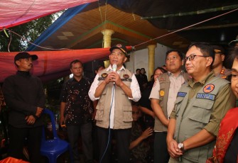 Sekretaris Utama Badan Nasional Penanggulangan Bencana (BNPB) Rustian bersama dengan Menteri Koordinator Bidang Pembangunan Manusia dan Kebudayaan (Menko PMK) Muhadjir Effendy menyampaikan turut bela sungkawa kepada keluarga korban terdampak longsor di Kelurahan Manggau, Kecamatan Makale, Kabupaten Tana Toraja, Sulawesi Selatan pada Jumat (19/4).