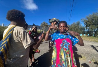 Hari Kartini mama Papua bersama prajurit Satgas Yonif 509 Kostrad