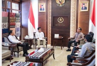 Mensesneg Pratikno saat menerima Ketua Komisi Kejaksaan RI di ruang kerjanya, Selasa (23/4)