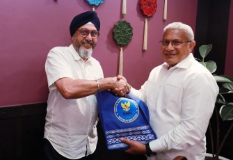 Baljeet Singh dari SLO Jakarta menerima cenderamata dari Kepala BNN RI Marthinus Hukom 