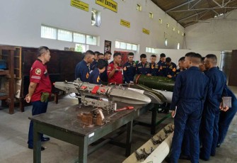Taruna AAU saat pengenal senjata di Sathar 61 Lanud Iswahjudi, Magetan, Rabu (24/4)