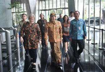 Mendes PDTT Abdul Halim Iskandar (tengah)