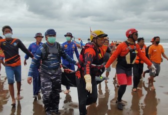 Evakuasi korban tenggelam di pantai Pangandaran Kabupaten Ciamis
