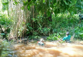 Bersihkan sampah di sungai wilayah desa binaan 