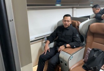 Menteri ATR/BPN Agus Harimurti Yudhoyono gunakan kereta Taksaka saat kunjungan ke Yogyakarta