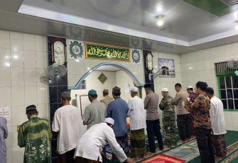 Shalat subuh berjamaah bersama warga desa binaan 