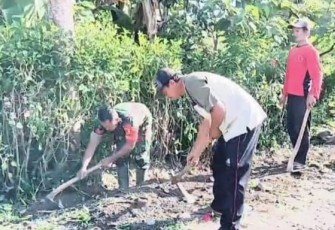 Kerja bakti bersihkan lingkungan bersama warga