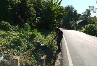 Karya bakti bersihkan lingkungan 