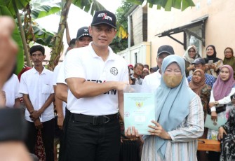 Menteri ATR/BPN Agus Harimurti Yudhoyono saat menyerahkan sertipikat warga Kelurahan Romangpolong, Kabupaten Gowa, Provinsi Sulsel, Sabtu (27/4)