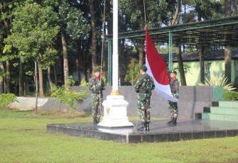 Upacara bendera prajurit Menarmed 2 Kostrad 