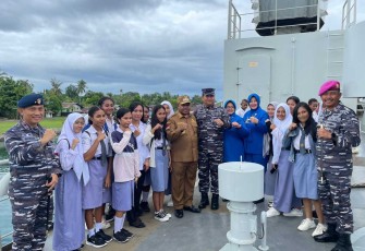 Pangkoarmada III Laksda TNI Hersan bersama Bupati Manokwari foto bersama dalam bakti kesehatan di geladak KRI Teluk Wondama-527