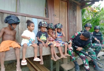 Kegembiraan anak-anak berinteraksi dengan bapak tentara 