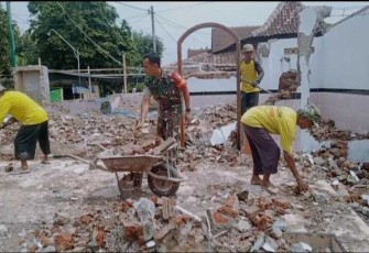 Kerja bakti bersihkan lingkungan bersama warga