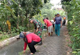Kerja bakti bersihkan lingkungan bersama warga