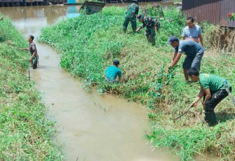 Kerja bakti bersihkan lingkungan bersama warga di wilayah desa binaan