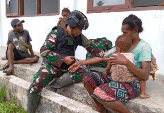 Pengobatan keliling satgas Yonif 310/KK