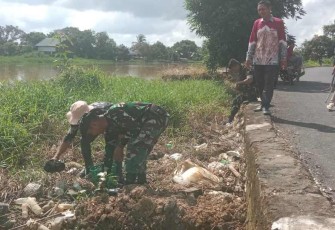 Kerja bakti bersihkan lingkungan bersama warga