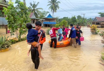 Evakuasi warga terdampak banjir di Kabupaten Wajo