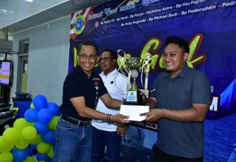 Danlantamal VI Makassar Brigjen TNI (Mar) Andi Rahmat M saat menyerahkan hadiah juara