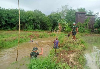 Pembersihan sampah di aliran sungai desa Sirap