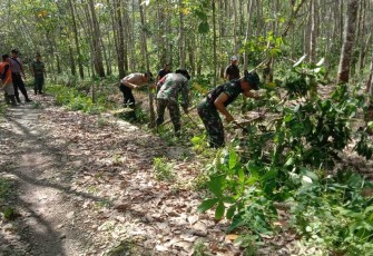 Pembersihan lingkungan di wilayah desa binaan 