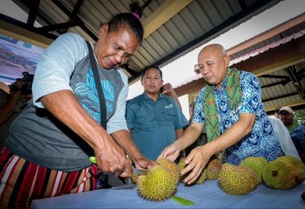 MenkopUKM Teten Masduki saat dibelahkan duren mama Papua di pasar rakyat Biak Numfor 