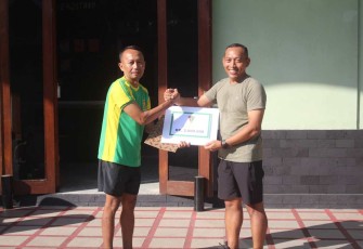 Danmenarmed 2 Kostrad Letkol Arm Siswo Budiarto (kanan-red) saat memberikan apresiasi prajuritnya yang berprestasi, Selasa (7/5)