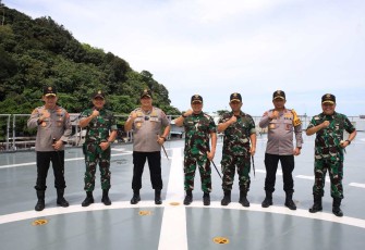 Danjen Akademi TNI Letjen TNI Rudianto beserta staf foto bersama di geladak KRI Banda Aceh-593