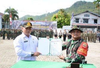 Pj Sekda Tapteng Dr Erwin H Harahap bersama Dansatgas TMMD ke 120 Kodim 0211/TT, Rabu (8/5)