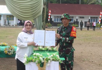 Plt Bupati Labuhanbatu Hj Elya Rosa bersama Dansatgas TMMD ke 120 Kodim 0209/LB Letkol Inf Yudi Ardian Saputra, Rabu (8/5)