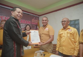 Wakil Bupati Manggarai Herybertus Ngabur SH Saat Menyerahkan Berkas Pendaftaran ke Partai Hanura
