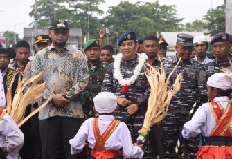 Penyambutan dengan tarian adat di Kabupaten Halmahera Selatan 