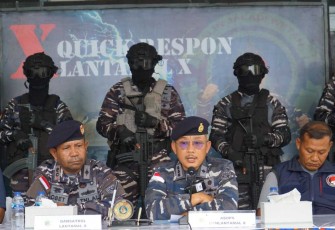 Asops Danlantamal X Kolonel Laut (P) Yustus Nasarius Rossi saat memberikan keterangan pers 