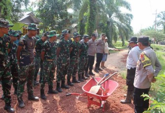 Persiapan sebelum bekerja dengan apel dan berdoa di lokasi TMMD 