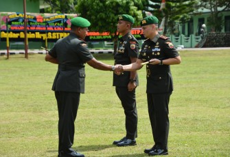 Danrem 023/KS Kolonel Inf Lukman Hakim saat melantik Danyonif 123/RW Letkol Inf Anhar Agil Gunawan, Sabtu (11/5)