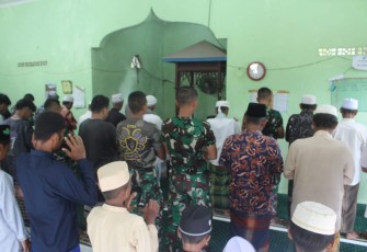 Sholat berjamaah di lokasi TMMD Kodim Labuhanbatu 
