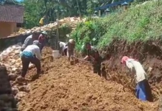 Bangun talud bersama warga binaan